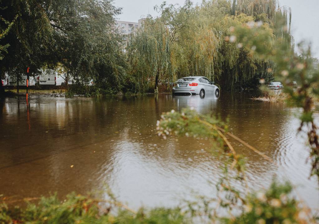 Inondation dans la rue avec une voiture sous l'eau